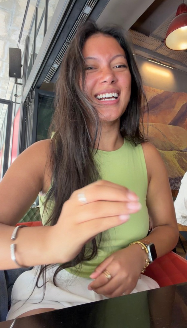 Après : aujourd'hui, je ris, seule au restaurant